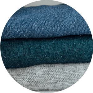 Stapel Wollpullover in Kleiderschrank