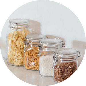 Bügelgläser mit trockenen Lebensmittel drin (Nudeln, Reis)
