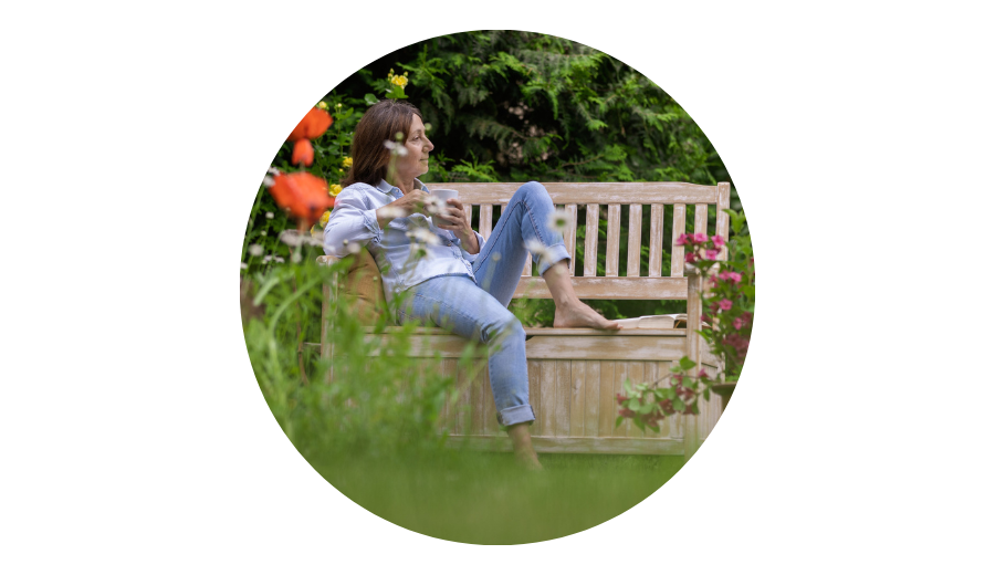 Frau auf Bank im Garten
