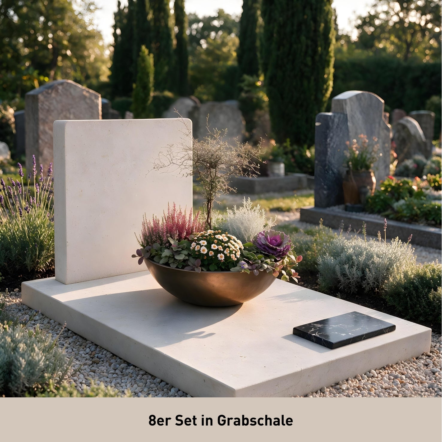 Grabschale bepflanzt mit Set 'Gentle Memories' auf Grabplatte