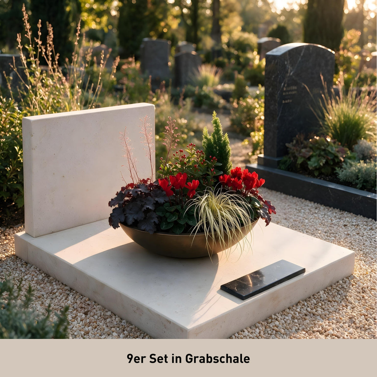 Grabschale bepflanzt mit Set 'Loving Memories' auf Grabplatte