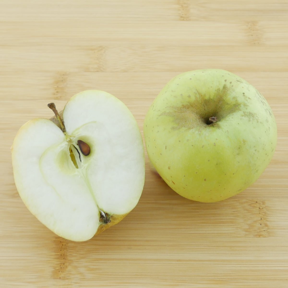 Frucht des Bio-Apfelbaums 'Weißer Winterglockenapfel'