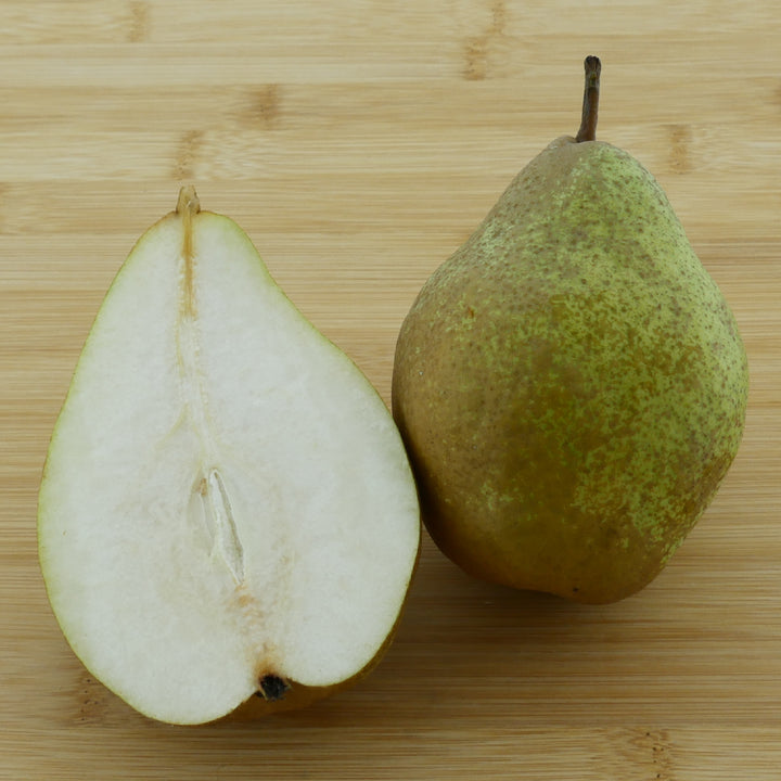 Frucht des Bio-Birnbaums 'Gute Luise'