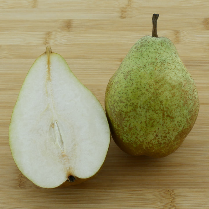 Frucht des Bio-Birnbaums 'Köstliche von Charneux'