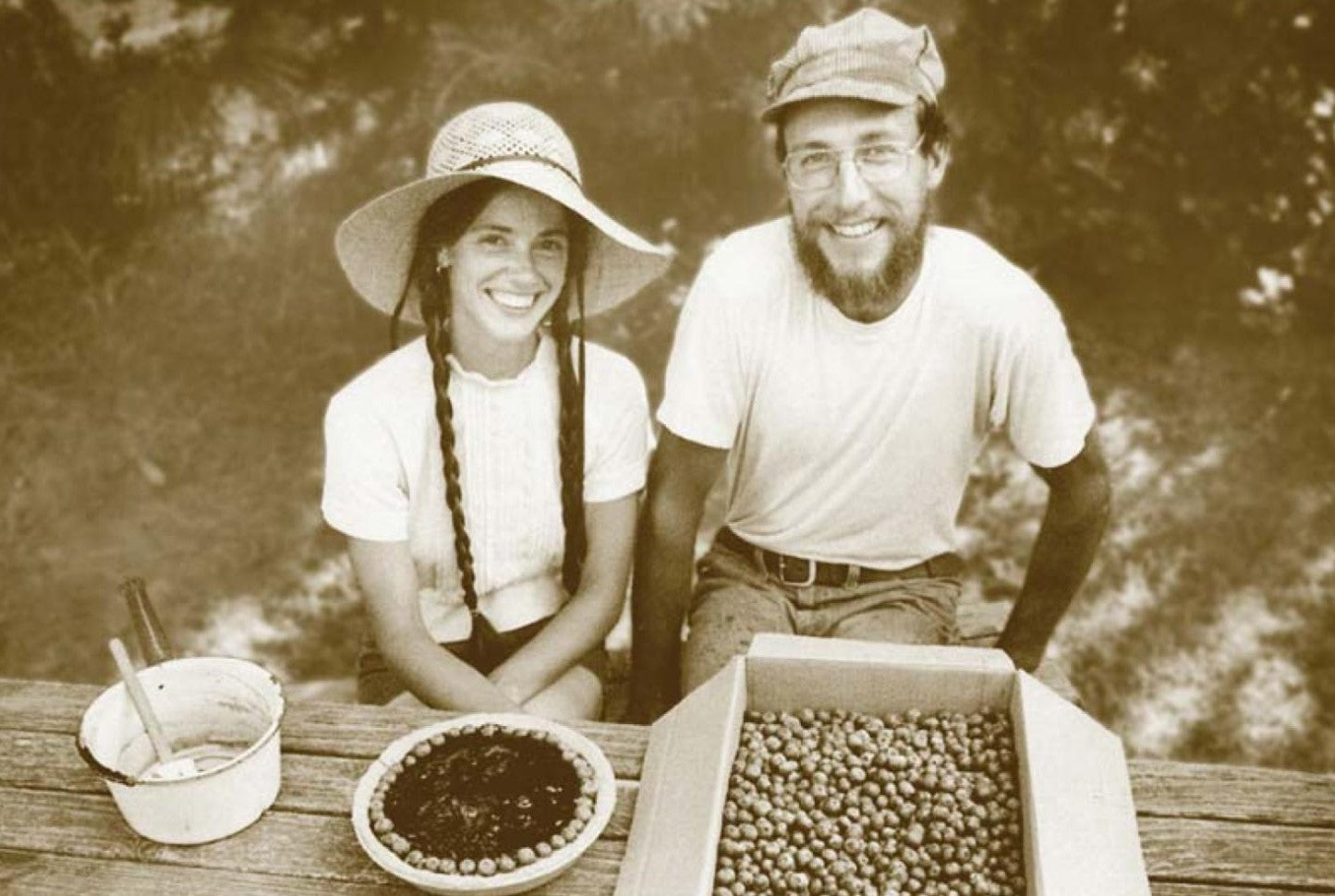 Brazelton Familie mit Heidelbeeren und Torte (sepiafarbe)