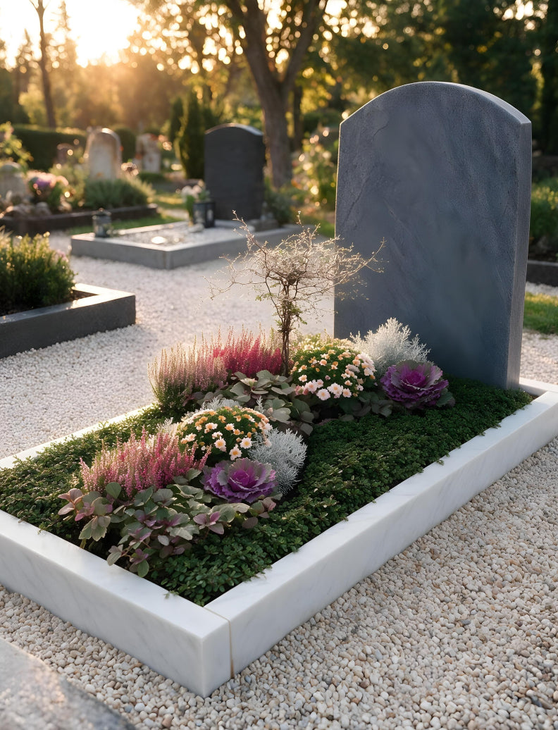 Einzelgrab bepflanzt aus `Gentle Memories` mit Heidekraut, Chrysanthemen und Zierkohl