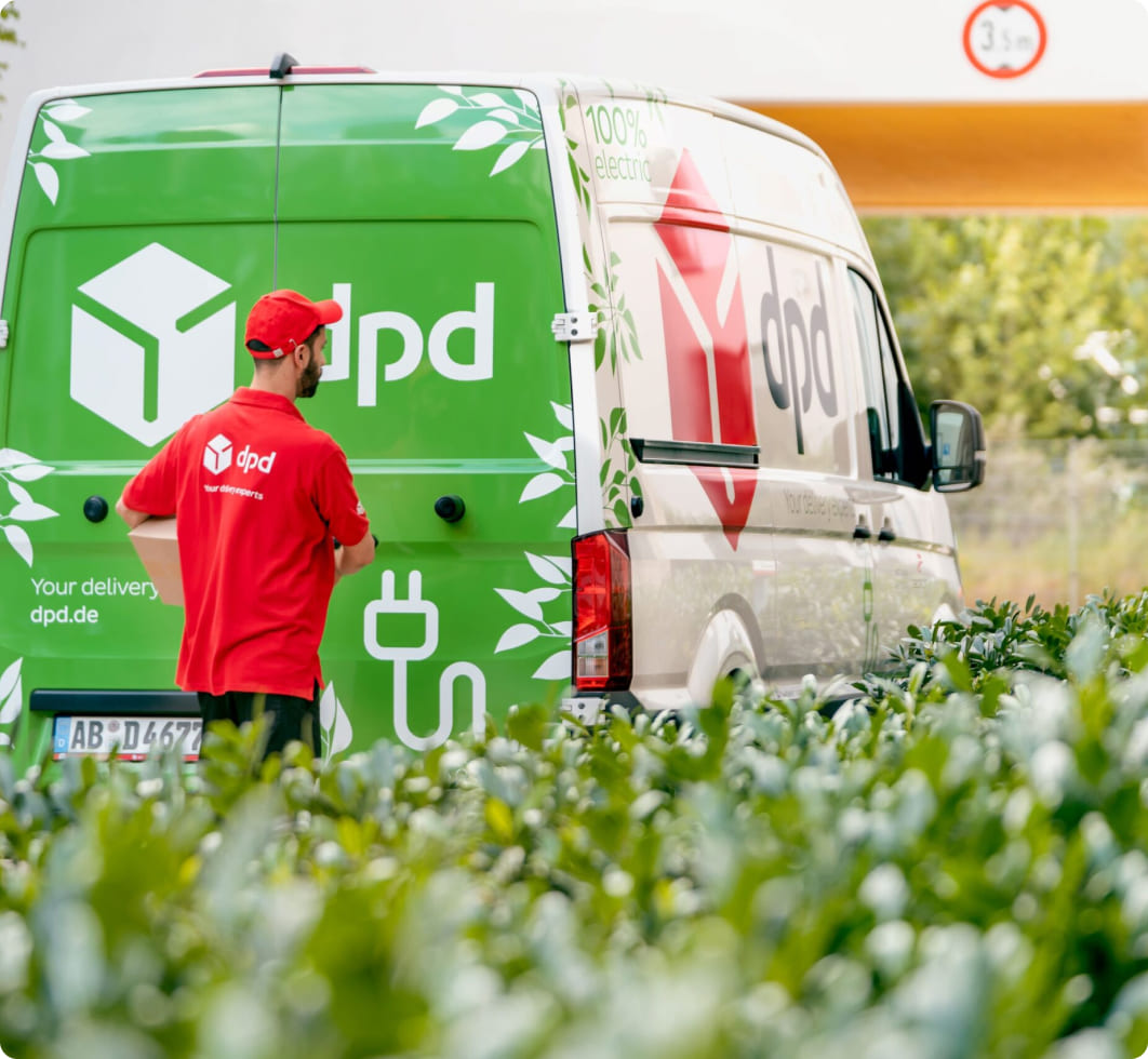 DPD Postbote liefert Paket