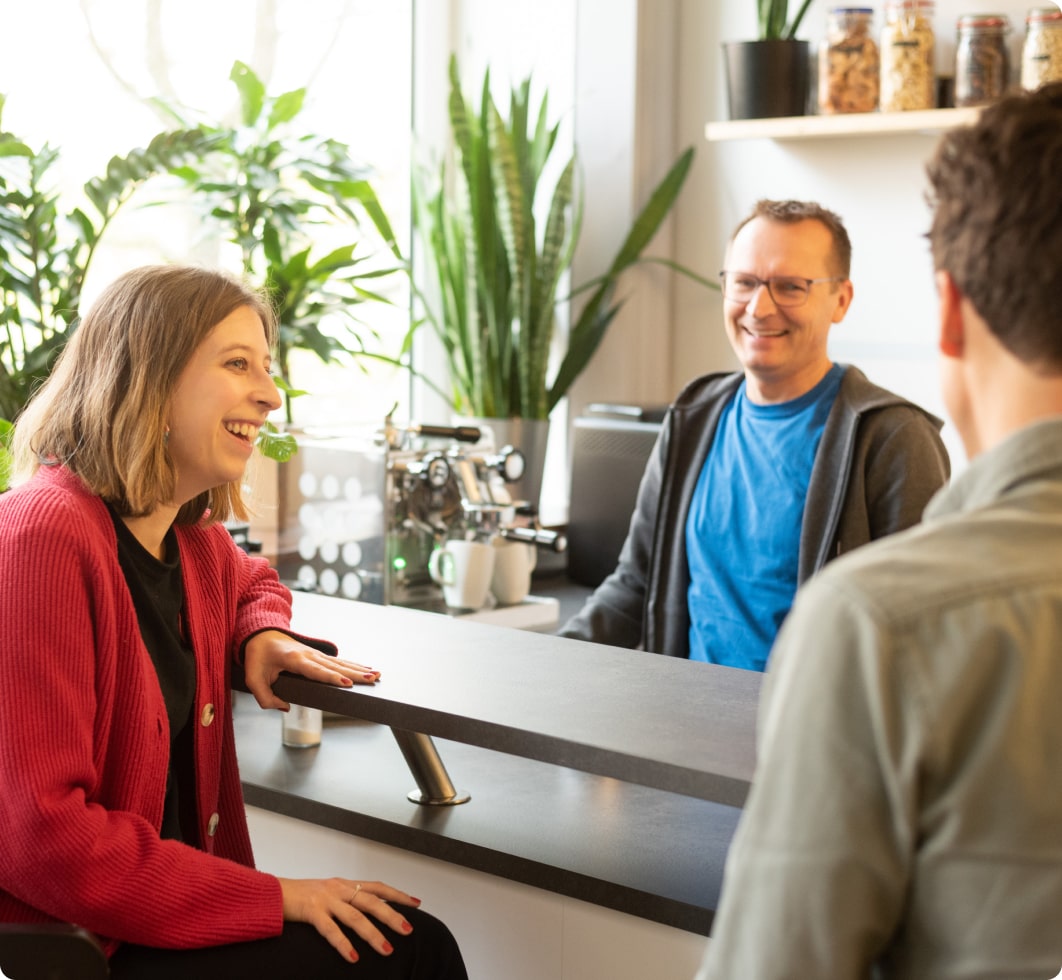 Plantura Mitarbeiter unterhalten sich an der Kaffeetheke