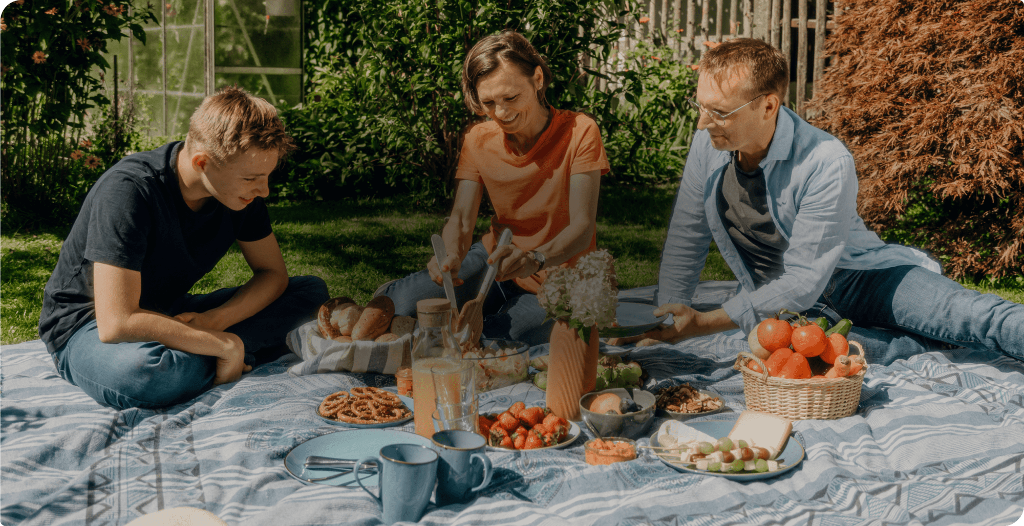 Familie picknickt zusammen im Garten