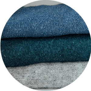 Stapel Wollpullover in Kleiderschrank
