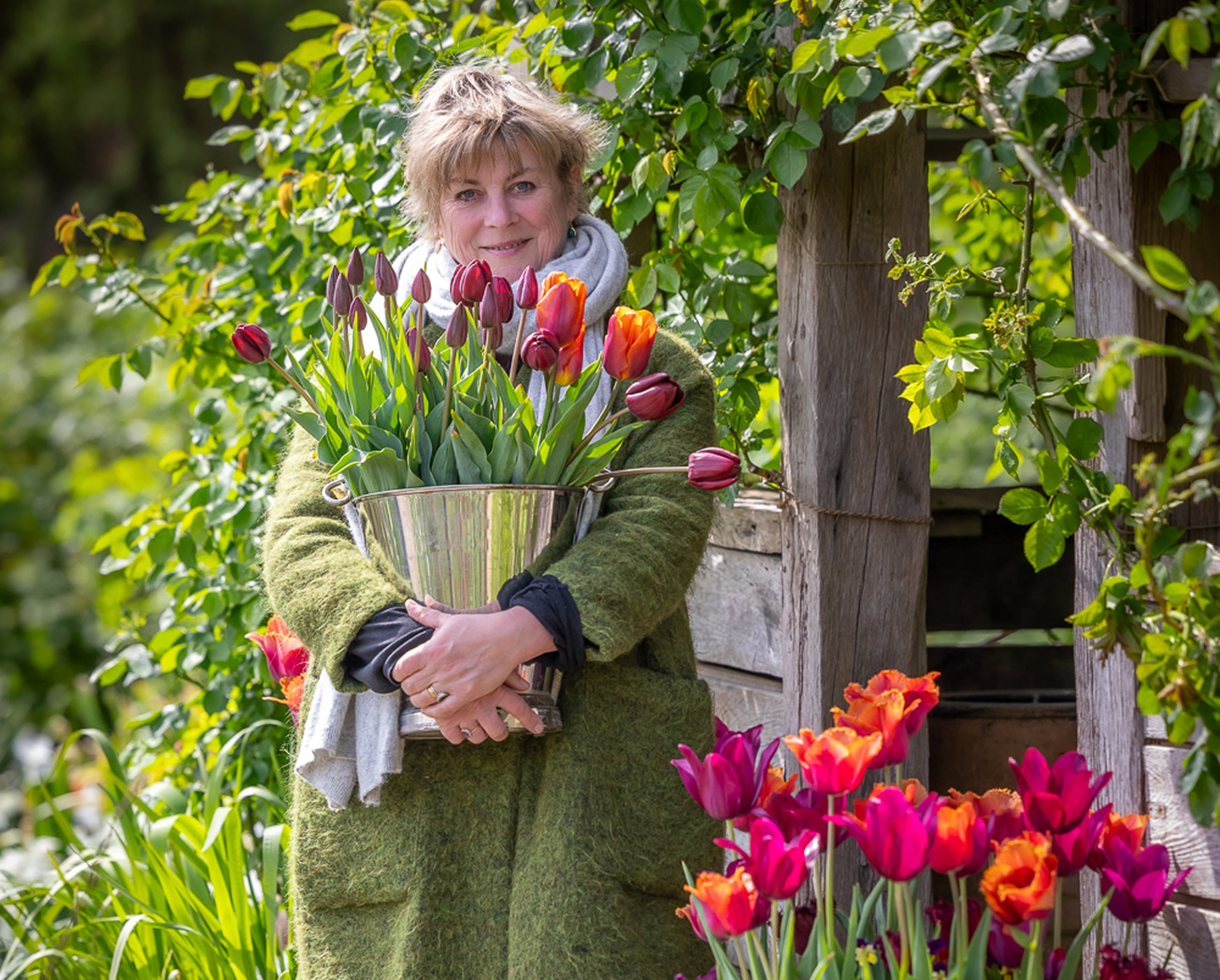 Sarah Raven mit Topf Tulpen im Garten