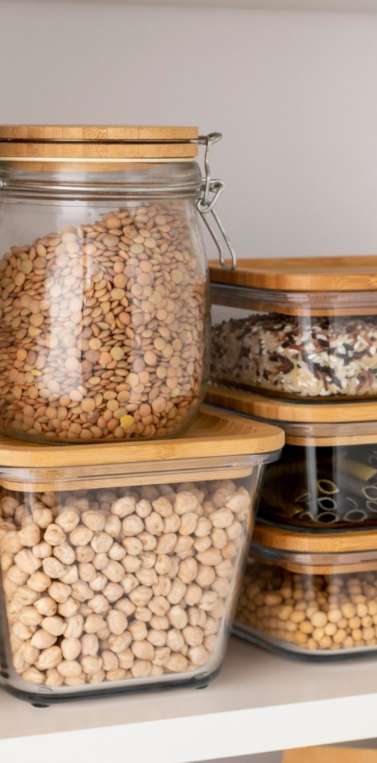 Müsli und Hülsenfrüchte in luftdichten Vorratsgläsern im Küchenregal